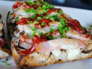 Karšti sumuštiniai su grybais ir kečupu