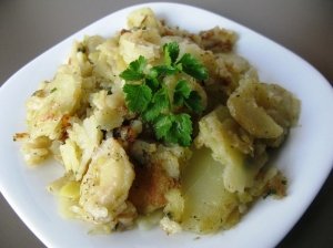 Šviežios keptos bulvė  su žalumynais
