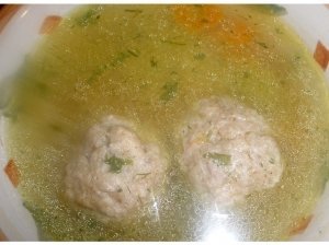 Karšta sultinio sriuba su frikadėlėmis