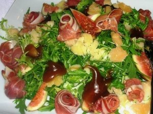 Gražgarsčių salotos su figomis, sūriu ir karameliniu padažu