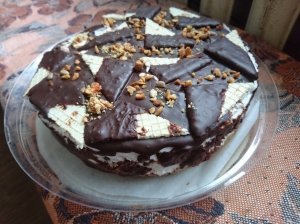 Nekeptas tortas su putėsių kremu "Šokoladinė kalva"
