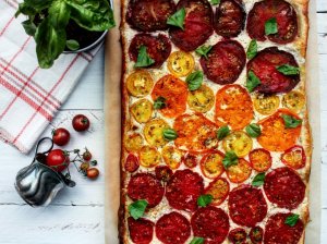 Traškus pyragas su feta ir pomidorais