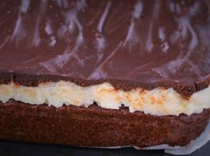 Šokoladinis pyragas su kondensuotu pienu ir kokoso drožlėmis