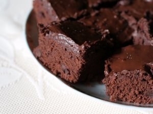 Drėgnas, skanus ir pigus šokoladinis pyragas