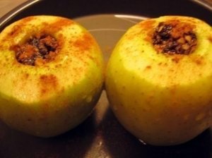 Įdaryti obuoliai su vaniliniu padažu