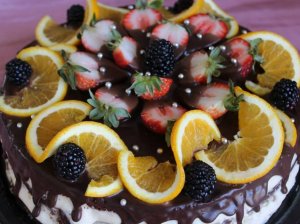 Šokoladinis maskarponės tortas su persikais