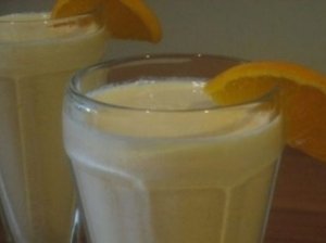 Šaldyto pieno kokteilis su apelsinų sultimis