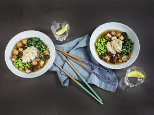 Vegetariška RAMEN makaronų sriuba su tofu ir šitaki grybais