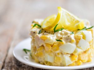 Kiaušinių salotos su vištiena