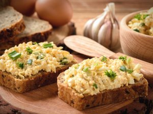 Pikantiški sumuštiniai su kiaušinių ir sūrio užtepėle