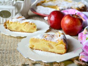 Drėgnas obuolių pyragas su jogurtu
