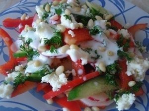 Salotos su grūdėta varške ir pomidorais