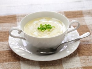 Šalta prancūziška bulvių sriuba vichyssoise