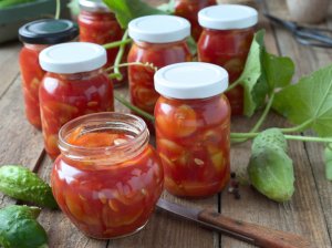 Marinuoti agurkai pomidorų tyrėje žiemai (be kaitinimo)