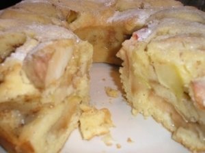  Obuolių pyragas su razinomis ir romu
