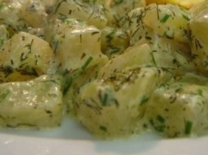 Bulvių salotos su žalumynų užpilu