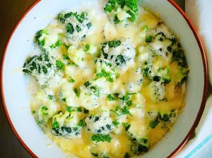 Vištienos apkepas su brokoliais ir sūriu