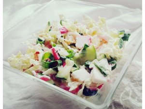Daržovių salotos su krabų lazdelėmis