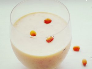 Koktelis glotnutis su mangu ir šaltalankio uogomis