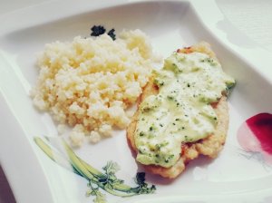 Vištienos kepsneliai su brokolių ir sūrio padažu