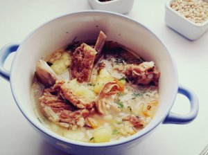 Perlinių kruopų sriuba su šonkauliais ir grybais