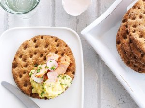 Pusryčių sumuštiniai su kiaušiniene ir lašiša