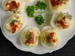 Įdaryti kiaušiniai su sūriu ir šonine