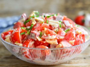 Greitos pomidorų salotos su kumpiu ir sūriu (be majonezo)