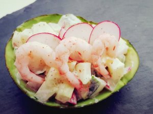 Gaivios salotos su ridikėliais ir krevetėmis avokado puselėse