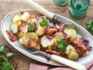 Bulvių salotos su šonine ir agurkėliais