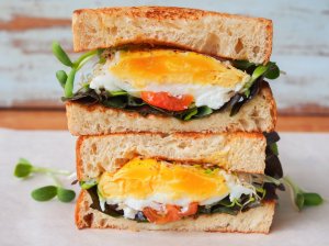 Pusryčių sumuštiniai su kiaušiniu ir daržovėmis