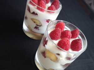 Tiramisu desertas su jogurtu ir uogomis