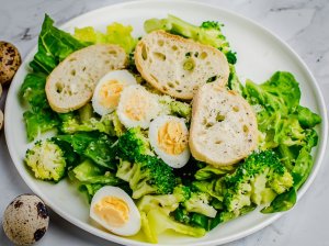 Cezario salotos su brokoliais