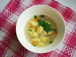 Vištienos sultinio sriuba su miežinėmis kruopomis