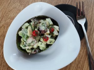 Kalmarų salotos avokado puselėse