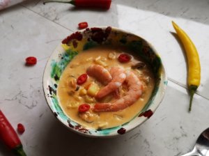 Tiršta sriuba su jūros gėrybėmis ir pomidorais