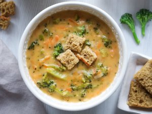 Brokolių ir čederio sūrio sriuba