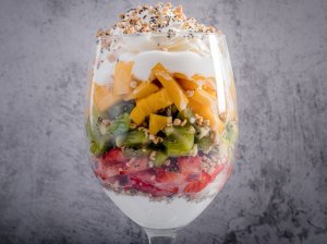 Sluoksniuotas vaisių desertas su jogurtu