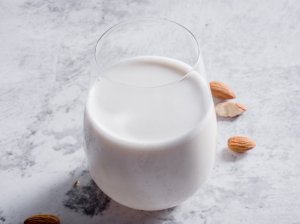Naminis migdolų pienas