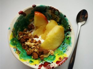 Pusryčiai su keptu obuoliu, granola ir jogurtu