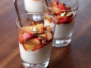 Obuolių desertas su jogurtu