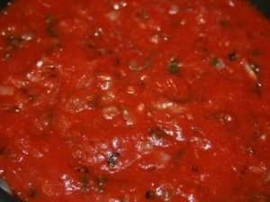 Pomidorų padažas su svogūnų laiškais