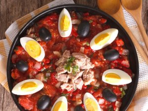 Keptų pomidorų salotos su tunu ir kiaušiniais
