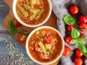 Šparaginių pupelių sriuba su pomidorais