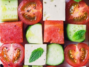 Gaivios agurkų, pomidorų ir arbūzo salotos su feta