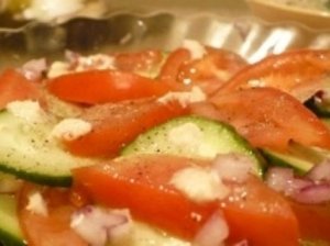 Pomidorų-agurkų salotos su svogūnais ir alyvuogėmis