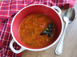Šviežių pomidorų ir cukinijų sriuba su ryžiais