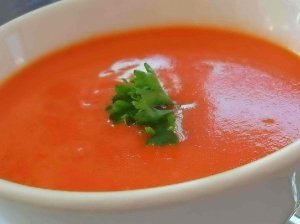 Pomidorų sriuba su salierais ir porais