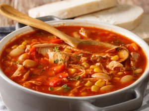 Soti pomidorinė vištienos ir daržovių sriuba su pupelėmis