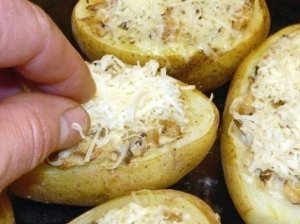 Orkaitėje keptos bulvių puselės